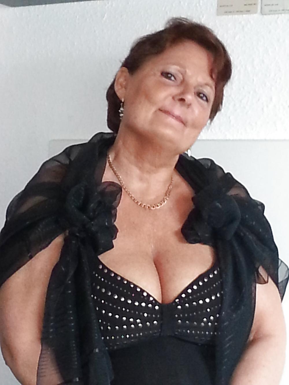 25P Proud Saggy GRANNIES Sexy Cleavage No.1