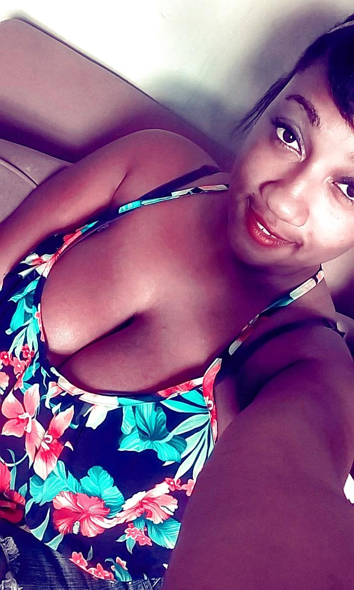 8P Black milf bbw downblouse and cleavage