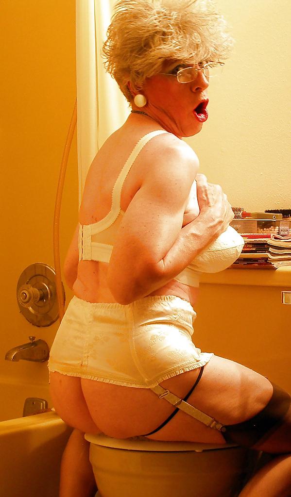 25P SLAMMIN' IN 2008 - SILVER HAIR GRANNY TRANNY