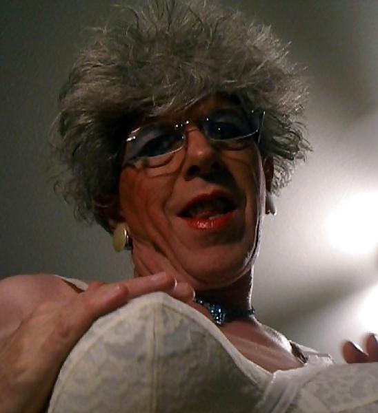 25P SLAMMIN' IN 2008 - SILVER HAIR GRANNY TRANNY