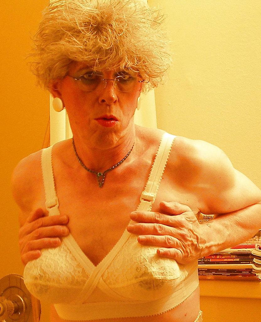25P SLAMMIN' IN 2008 - SILVER HAIR GRANNY TRANNY