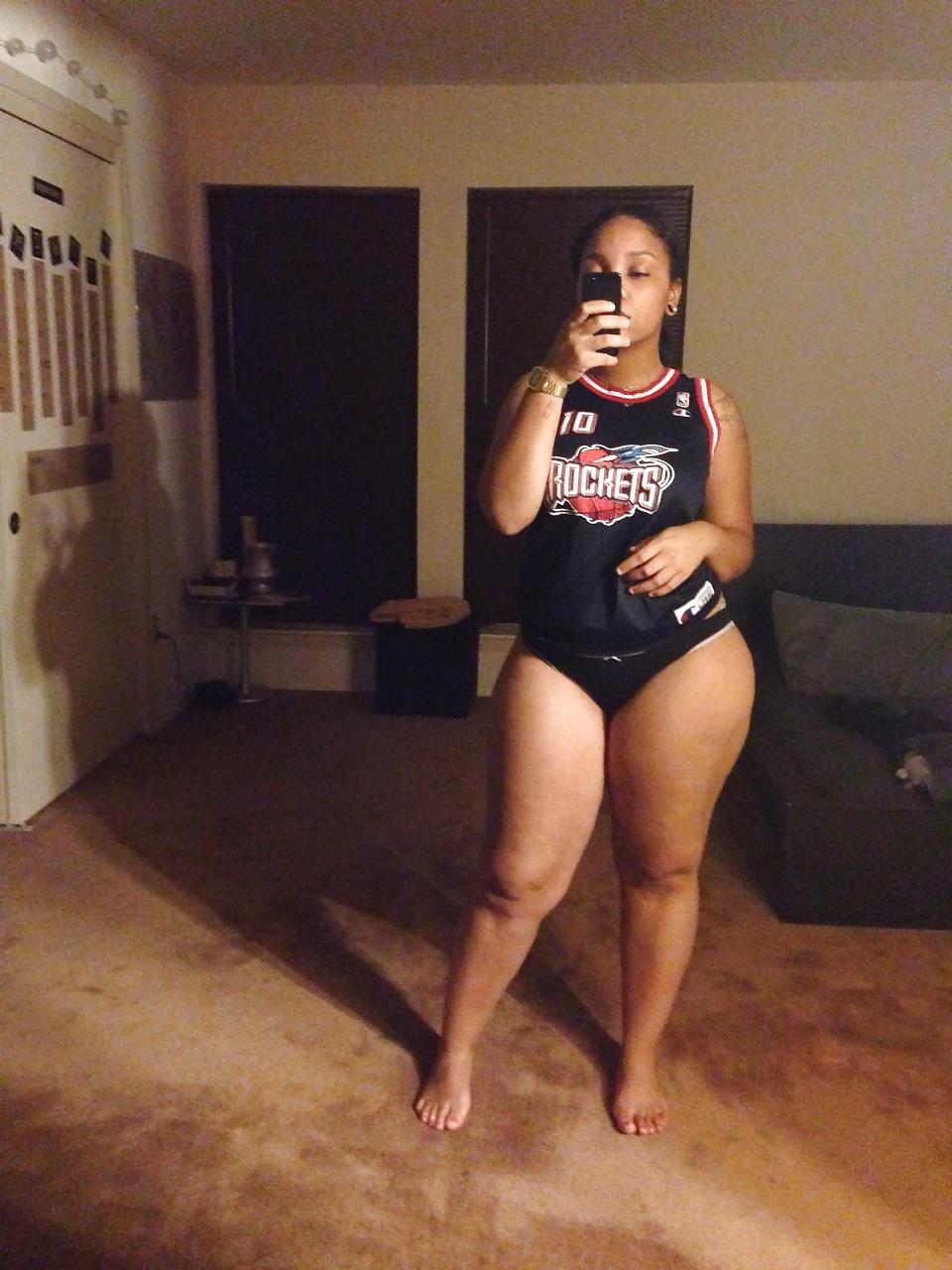 21P Thick Black Girl Selfie