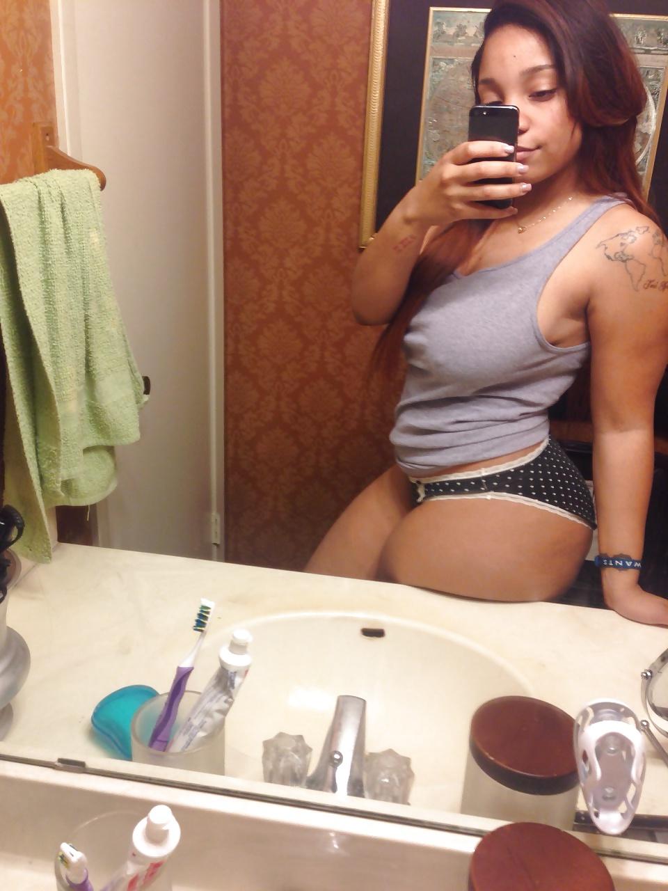 21P Thick Black Girl Selfie