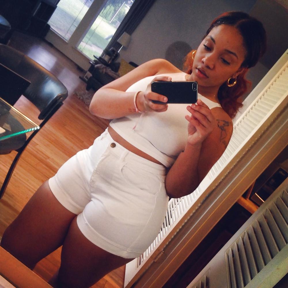 21P Thick Black Girl Selfie