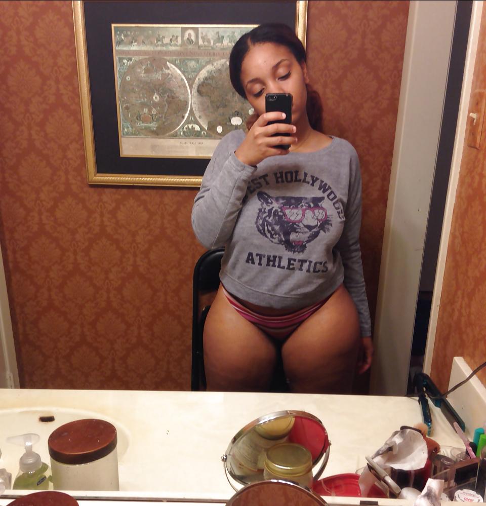 21P Thick Black Girl Selfie