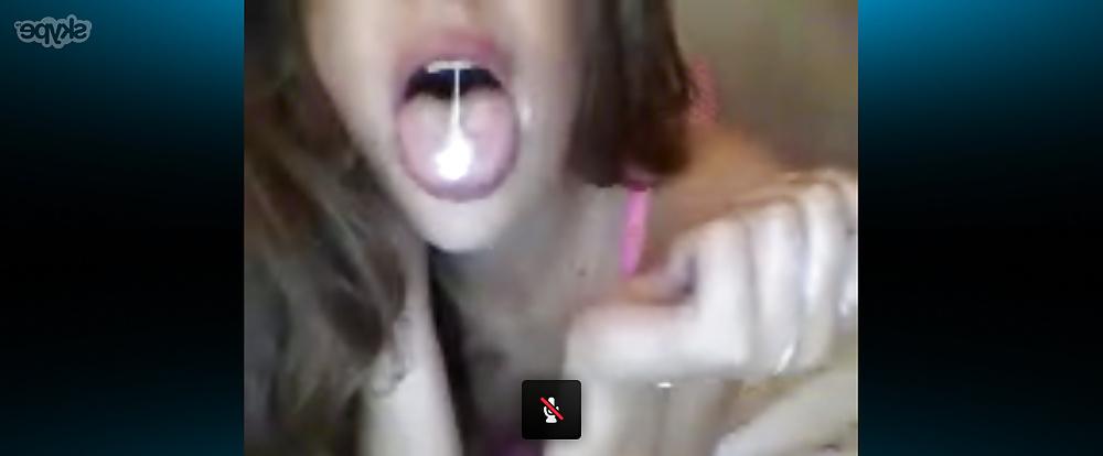12P Jeune gothique bouche rempli