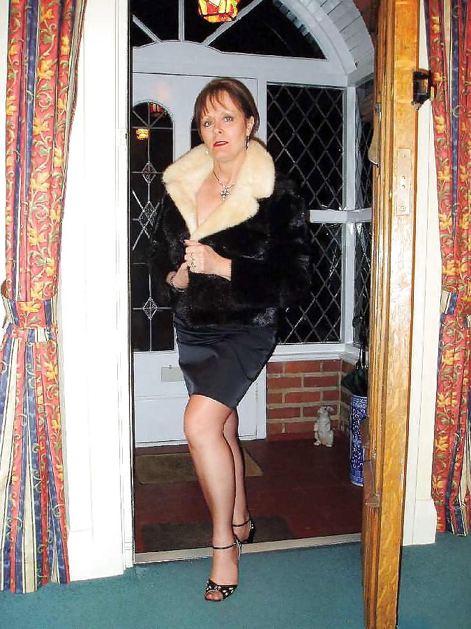 25P Mature amateur lady model seamed nylons