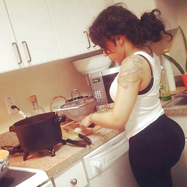 6P ITS JUST SUMTHIN ABOUT ASS IN THE KITCHEN VOL.30