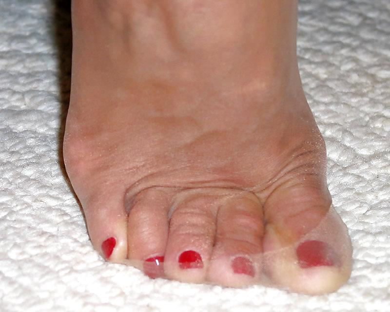 25P Michelle-stockings, footjob & blowjob