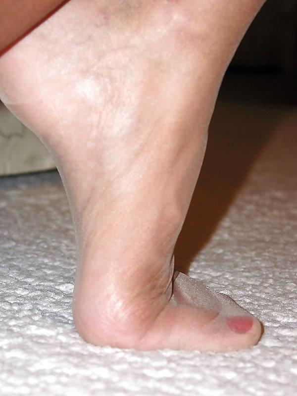 25P Michelle-stockings, footjob & blowjob