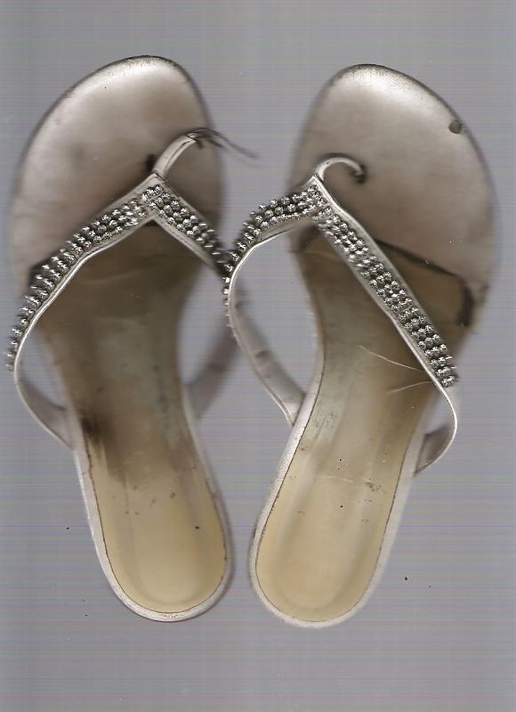 25P Chinelo de couro branco com strass