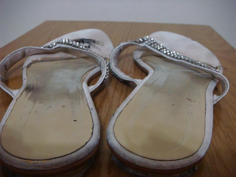 25P Chinelo de couro branco com strass