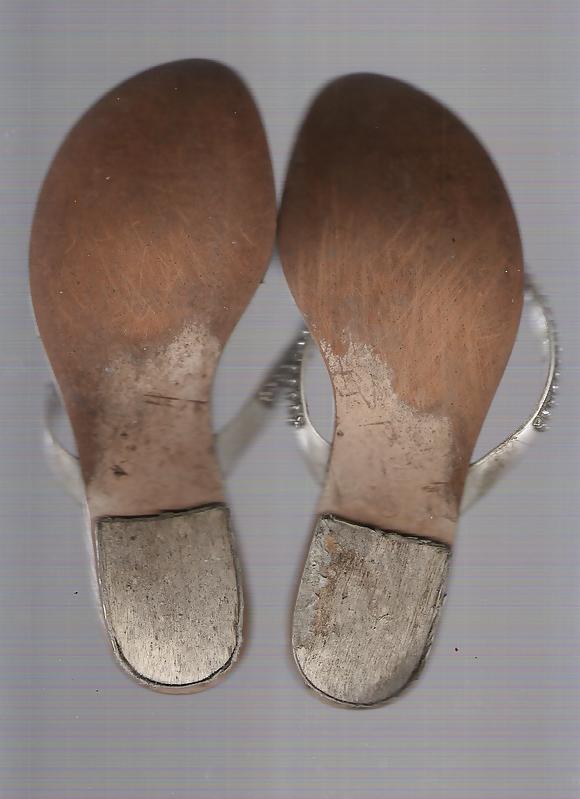 25P Chinelo de couro branco com strass
