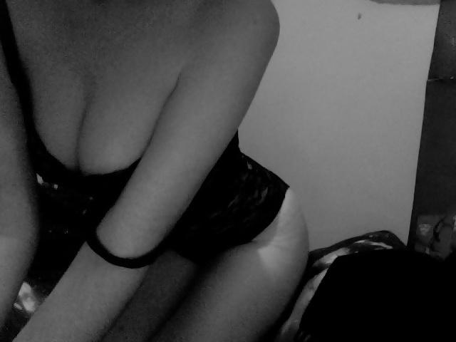 7P Teen plays in black lace