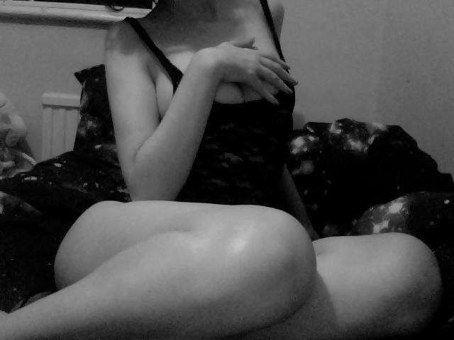 7P Teen plays in black lace