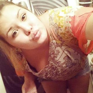 7P Soy puta cleavage and downblouse