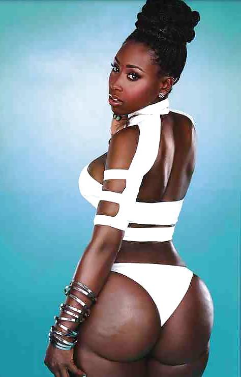 18P Black Queen's with thick hips and gorgeous skin 