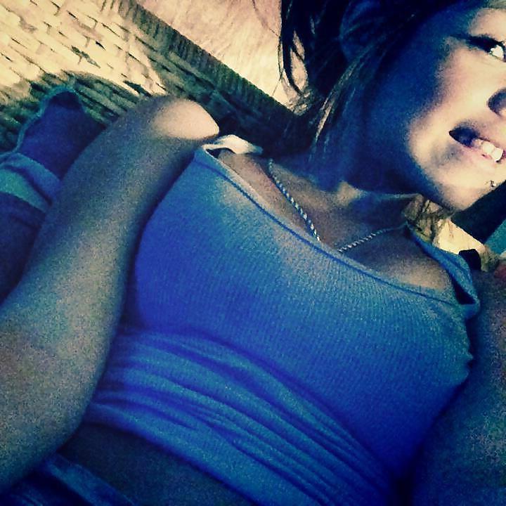 25P Amateur cleavage and downblouse