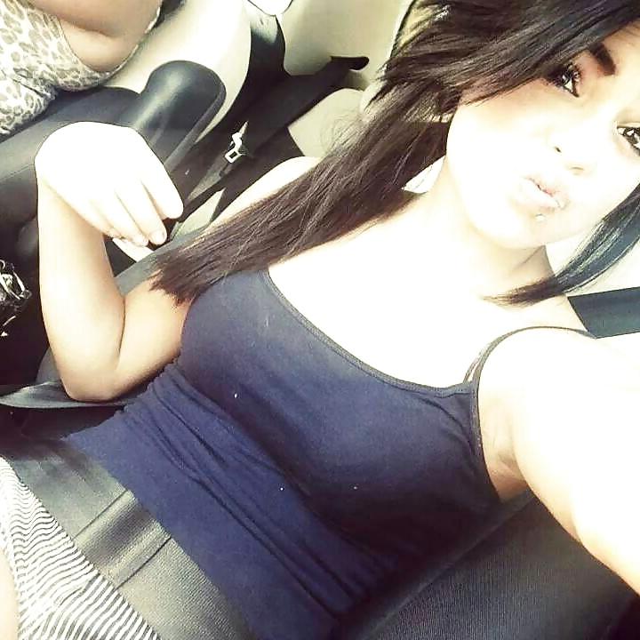 25P Amateur cleavage and downblouse