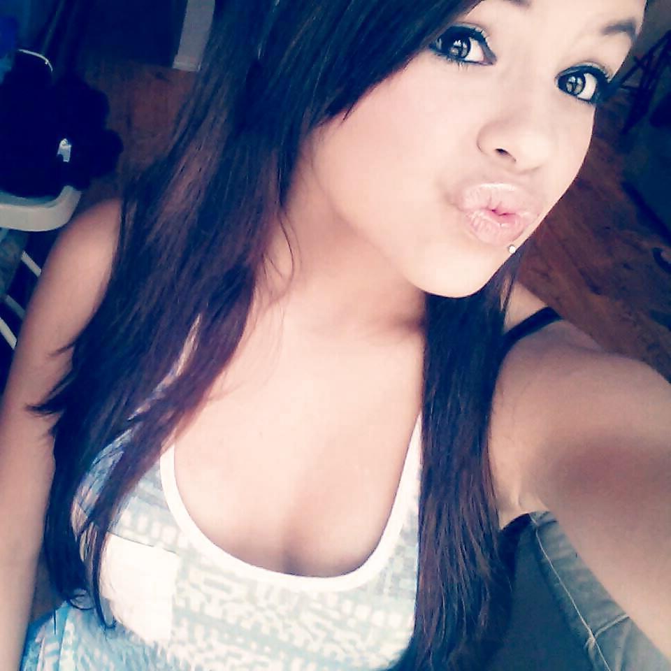 25P Amateur cleavage and downblouse