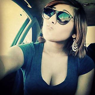 25P Amateur cleavage and downblouse
