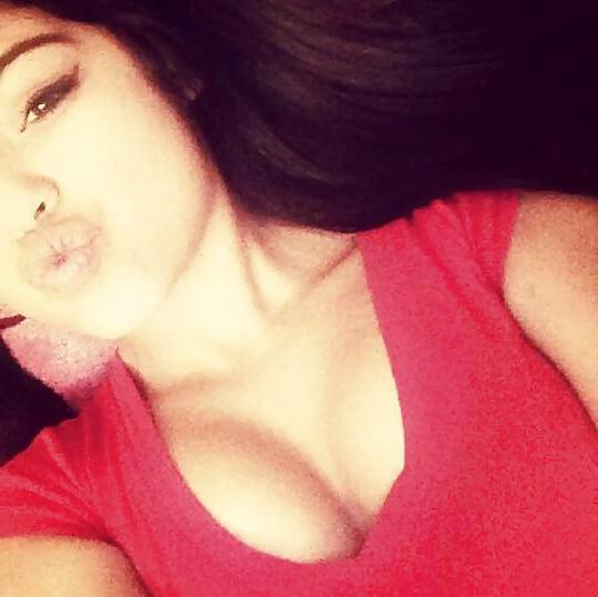 25P Amateur cleavage and downblouse