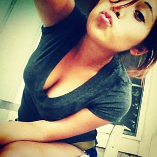 25P Slutty downblouse and cleavage