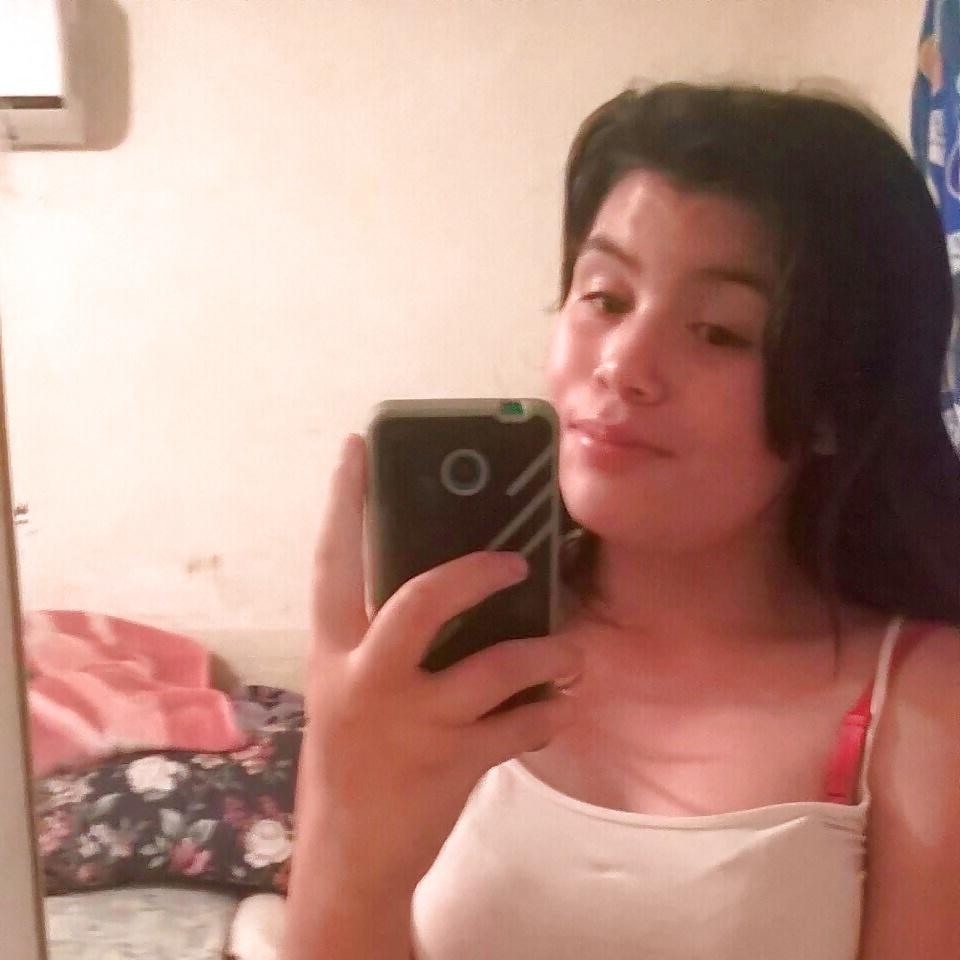 25P Slutty downblouse and cleavage