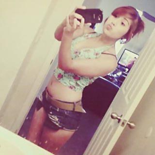 25P Slutty downblouse and cleavage