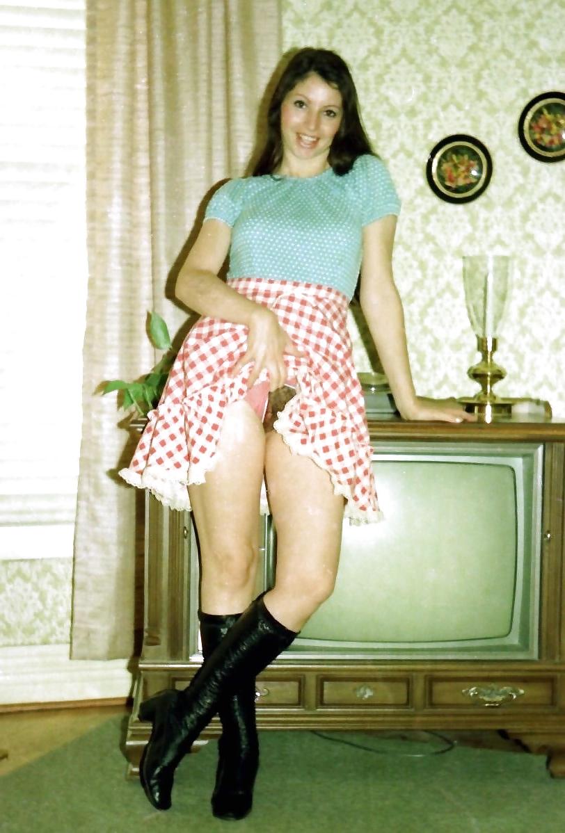 10P TheSandfly Retro Upskirt Views!