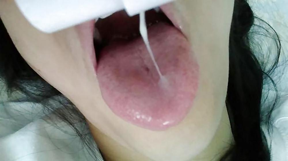 11P Korean girl takes self pics