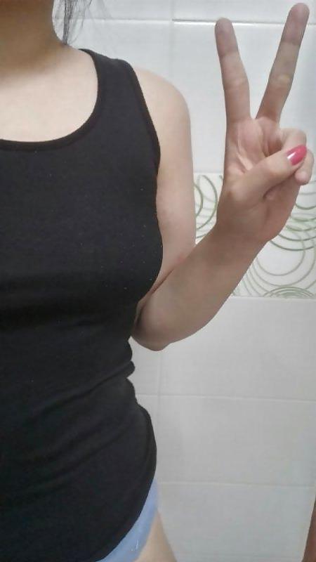 11P Korean girl takes self pics