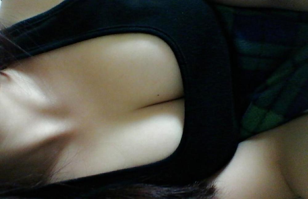 14P Korean girl takes self pics