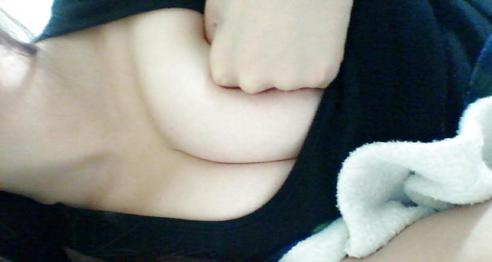 14P Korean girl takes self pics