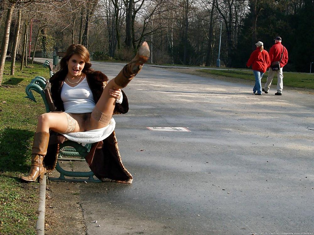 25P Bottomless and Hairy in Public