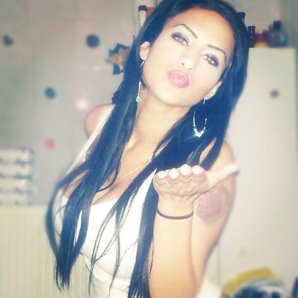 19P Gipsy whores, kissing lips 2.