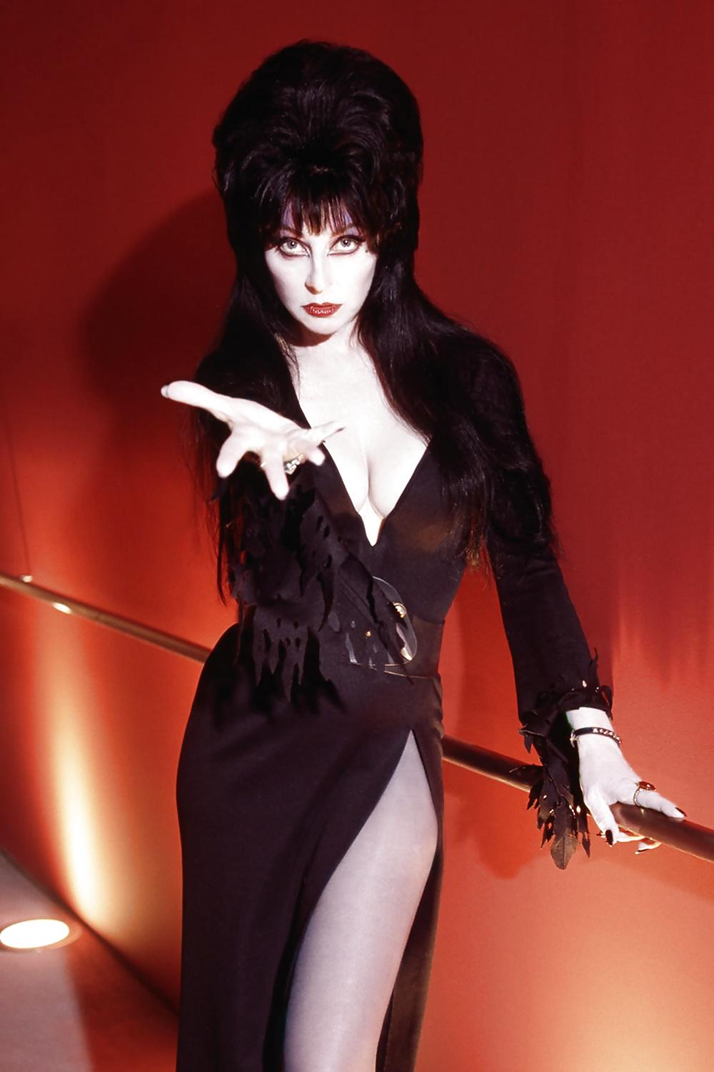 25P Elvira:Mistress of the Dark