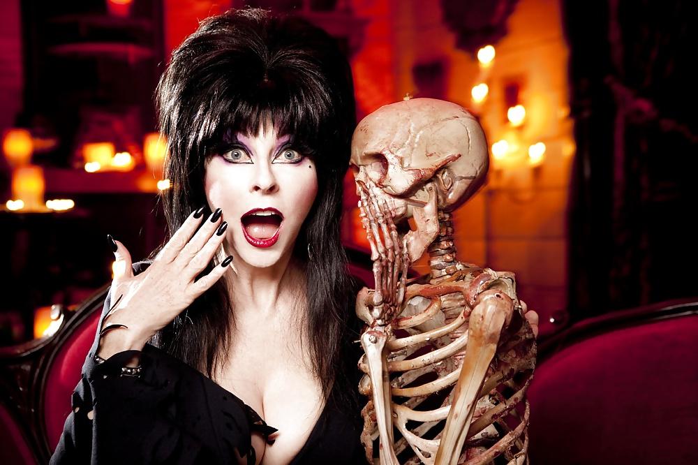 25P Elvira:Mistress of the Dark