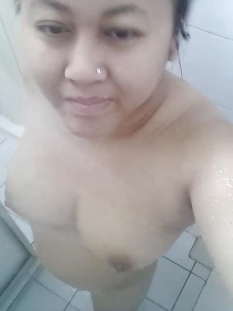 25P Malay wife teacher in shower skype