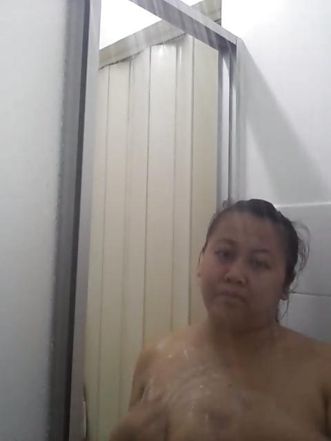 25P Malay wife teacher in shower skype