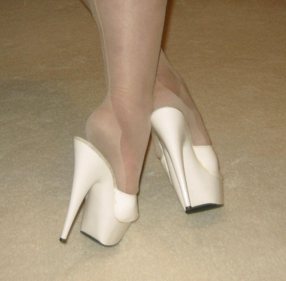 25P Mature lady - leg fetish pantyhose with backseam