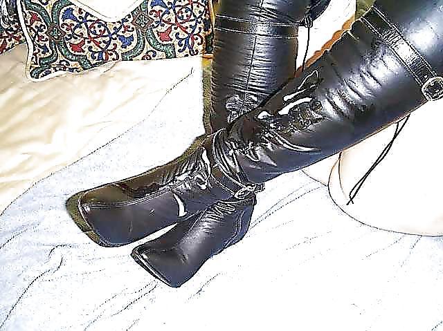 25P Cumshot on heels, nylons, legs by myself