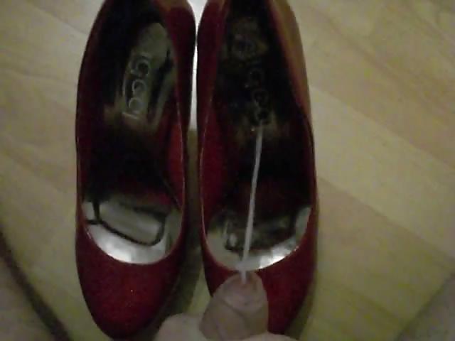 16P Another cumshot into her red High Heels