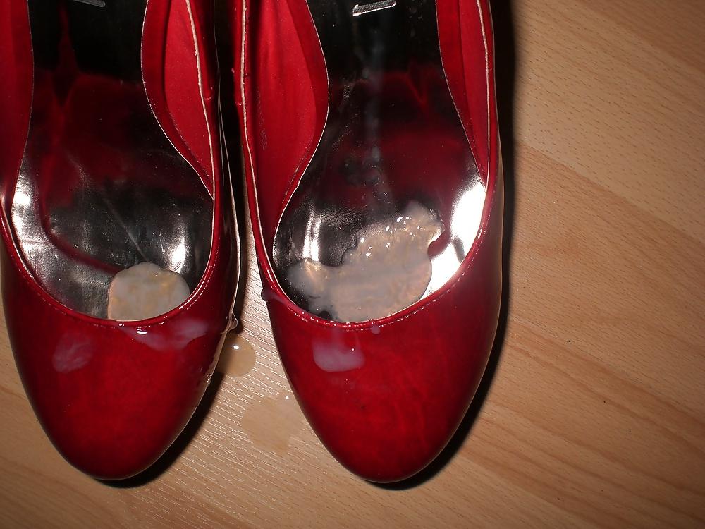 16P Another cumshot into her red High Heels