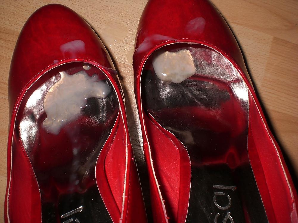 16P Another cumshot into her red High Heels