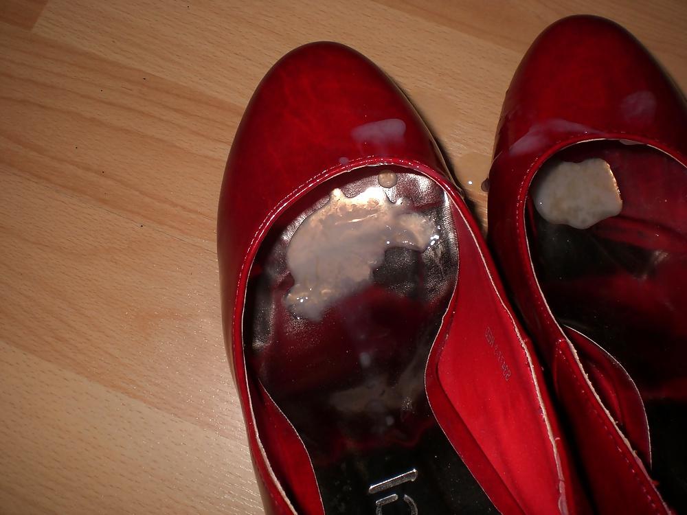 16P Another cumshot into her red High Heels