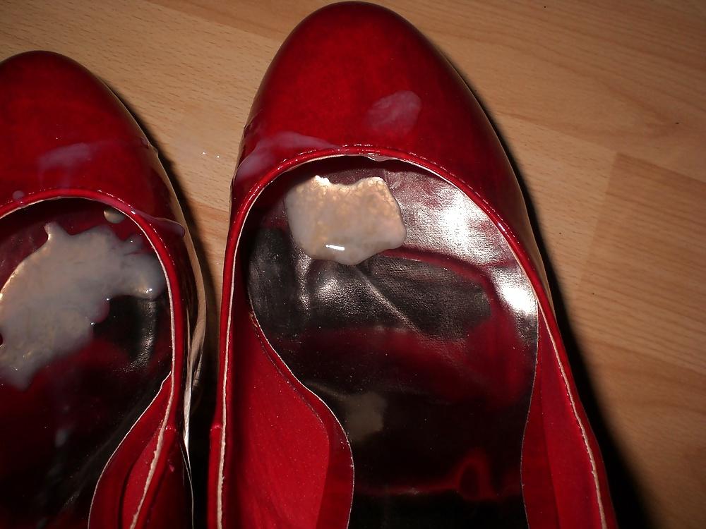 16P Another cumshot into her red High Heels