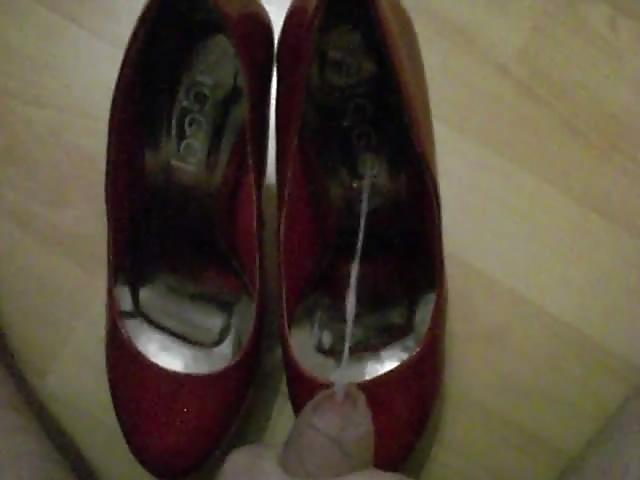 16P Another cumshot into her red High Heels
