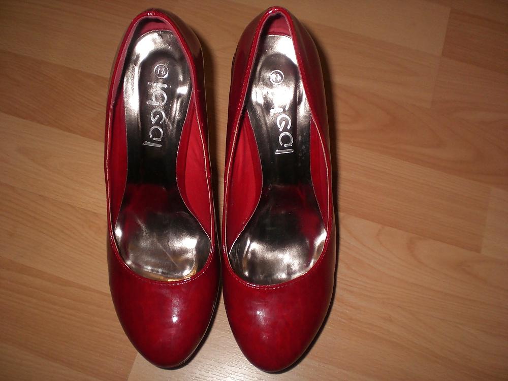 16P Another cumshot into her red High Heels