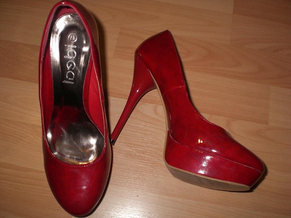 16P Another cumshot into her red High Heels